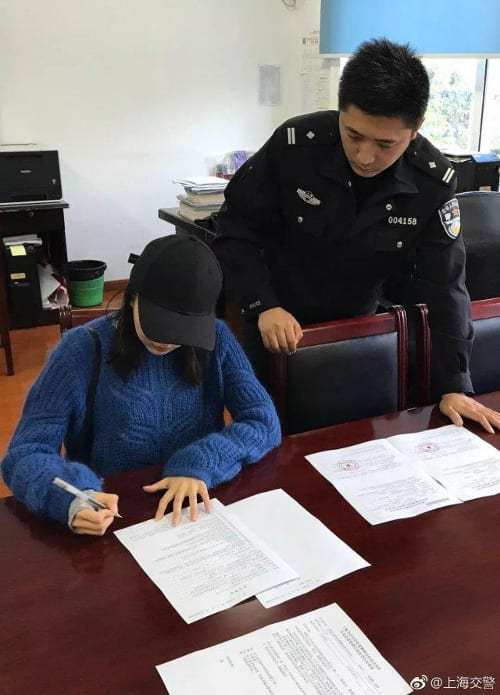 Cô Yu bị triệu tập lên đồn cảnh sát và bị lập biên bản