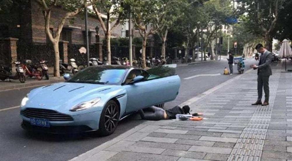 Cô tiểu thư tạo dáng ngã sấp mặt bên chiếc Aston Martin DB11 để một người đàn ông chụp ảnh