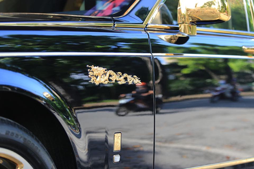 Hình ảnh Rồng bên hông xe chiếc Rolls-Royce Phantom này do thợ Việt độ