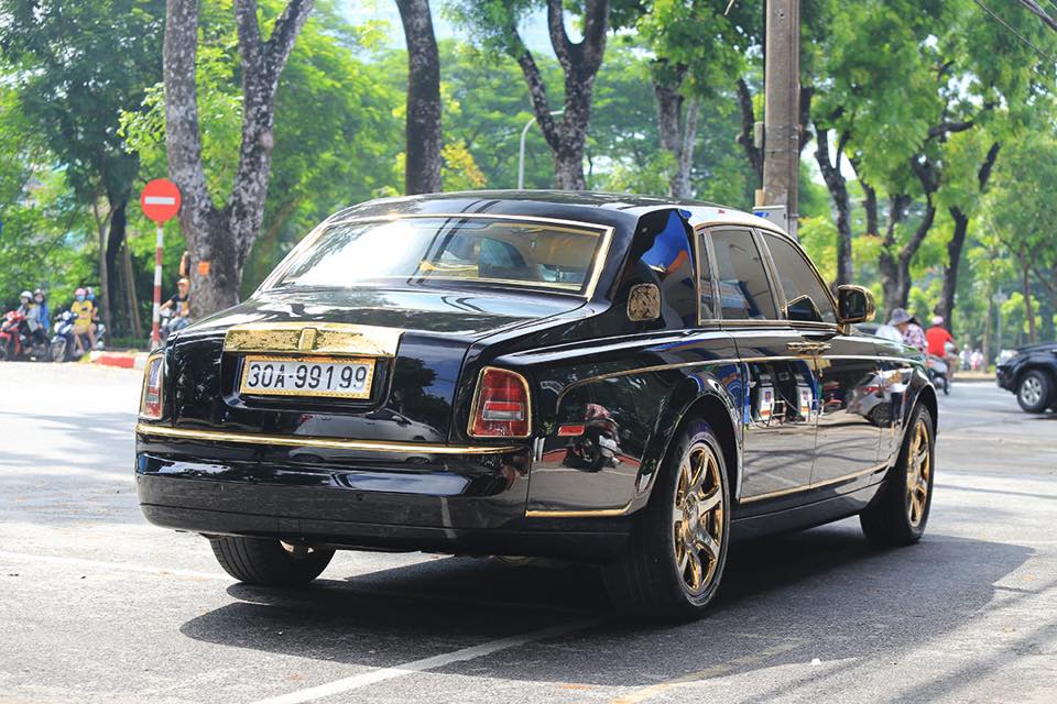 Đây là 1 trong 3 chiếc Rolls-Royce Phantom thế hệ cũ được mạ vàng 24k tại Việt Nam