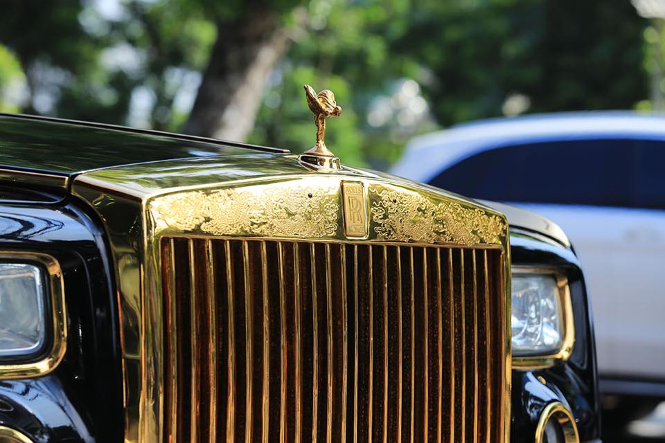 Ngoại thất chiếc Rolls-Royce Phantom thế hệ cũ được mạ vàng nhiều chi tiết