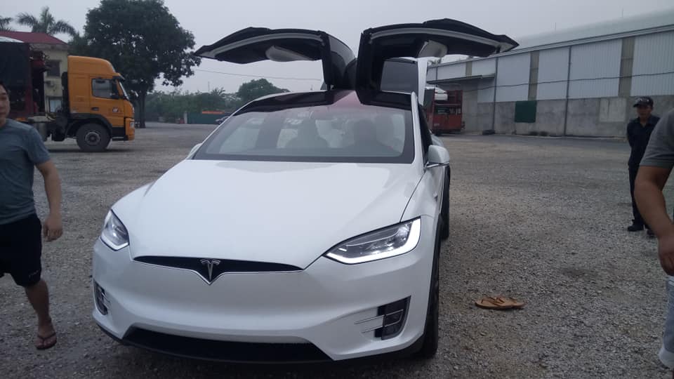 SUV điện Tesla Model X P100D màu trắng độc nhất cập bến Việt Nam