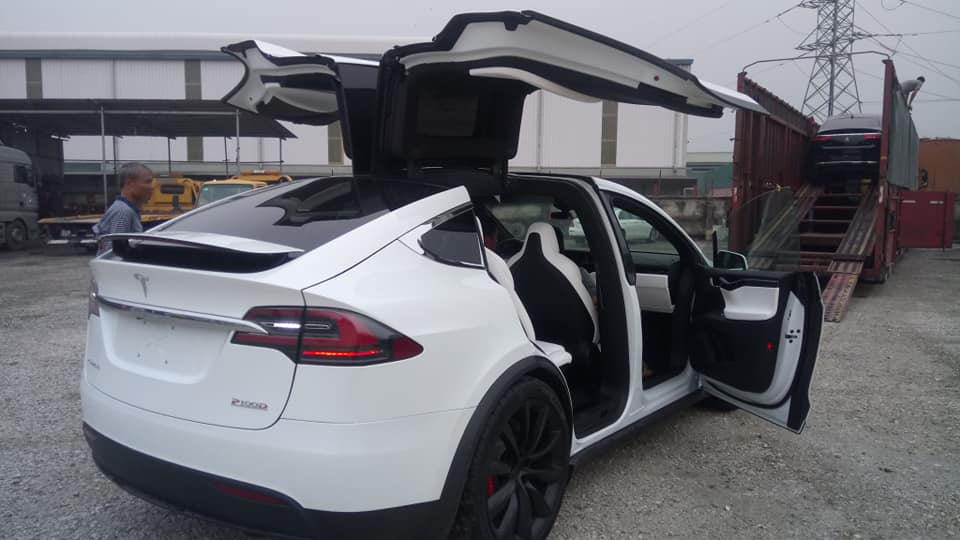Tesla Model X phiên bản P100D còn có một trang bị thú vị không kém chính là cửa cánh chim ở 2 hàng ghế sau