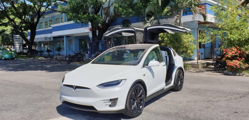 Điểm nhấn ở bộ áo sơn màu trắng của chiếc SUV điện Tesla Model X P100D mới xuất hiện tại Việt Nam có một số chi tiết như cản va trước/sau sơn màu đen nhám