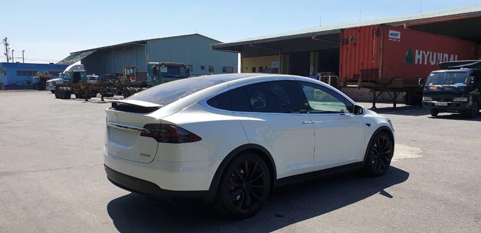 Tesla Model X P100D có thời gian tăng tốc từ 0-100 km/h tương đương một số siêu xe như Ferrari F12 Berlinetta hay Lamborghini Aventador LP700-4