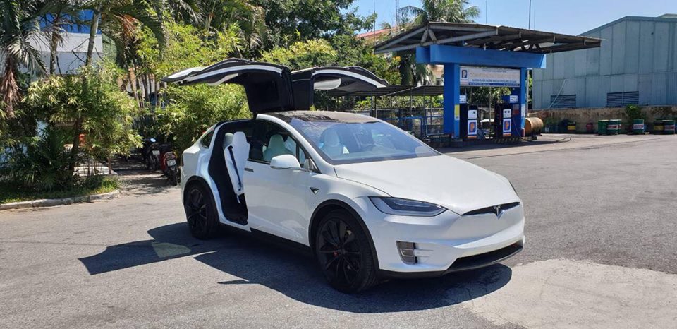Giá bán cho mẫu SUV điện Tesla Model X P100D tại thị trường Việt Nam rơi vào khoảng 9 tỷ đồng
