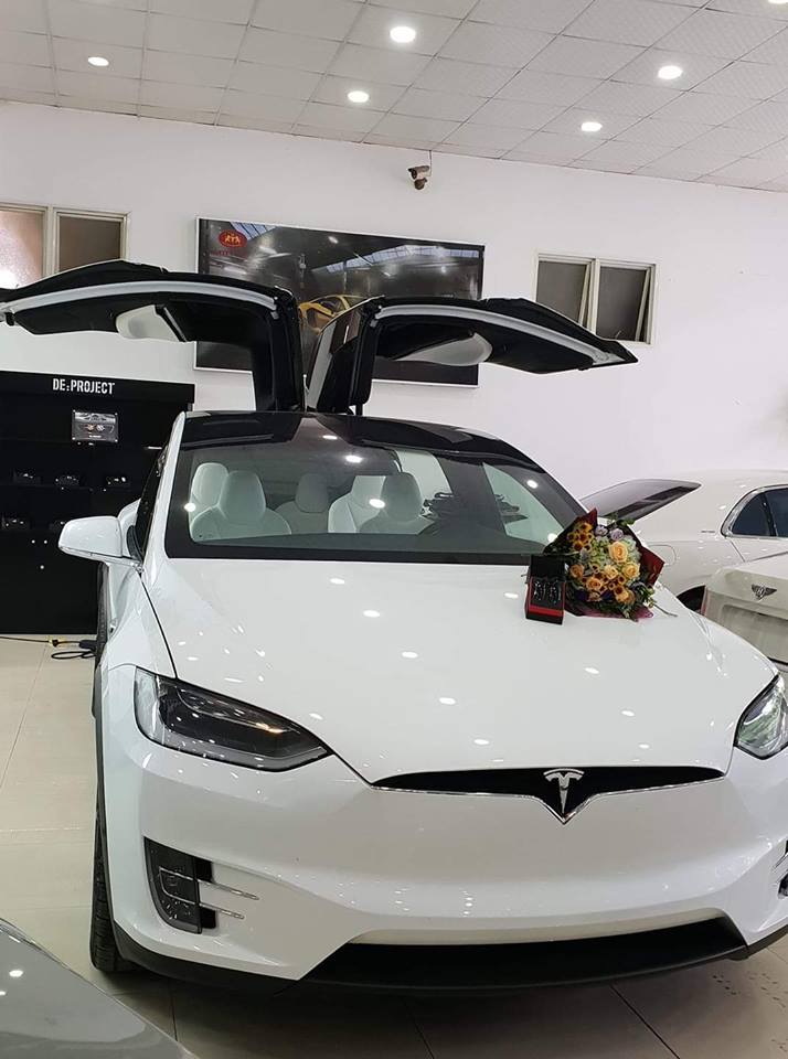 Chiếc Tesla Model X P100D màu trắng độc nhất Việt Nam này được một người chồng mua tặng cho vợ nhân dịp ngày phụ nữ Việt Nam 20/10 Chiếc Tesla Model X P100D màu trắng độc nhất Việt Nam này được một người chồng mua tặng cho vợ nhân dịp ngày phụ nữ Việt Nam 20/10