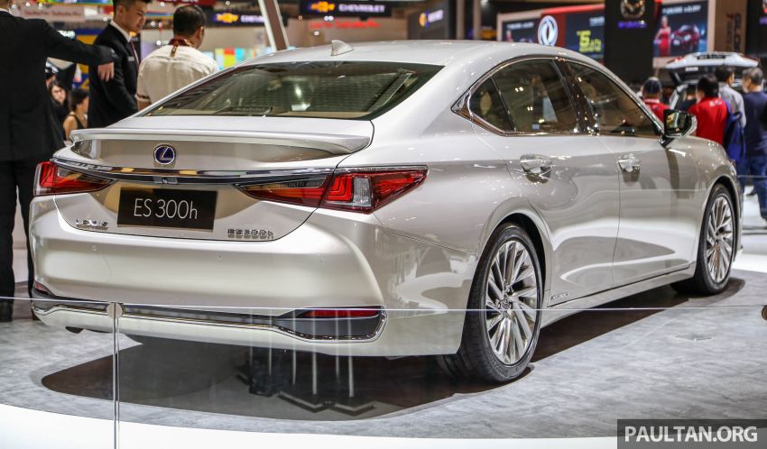 Lexus ES300h 2019 nhìn từ phía sau Lexus ES300h 2019 nhìn từ phía sau