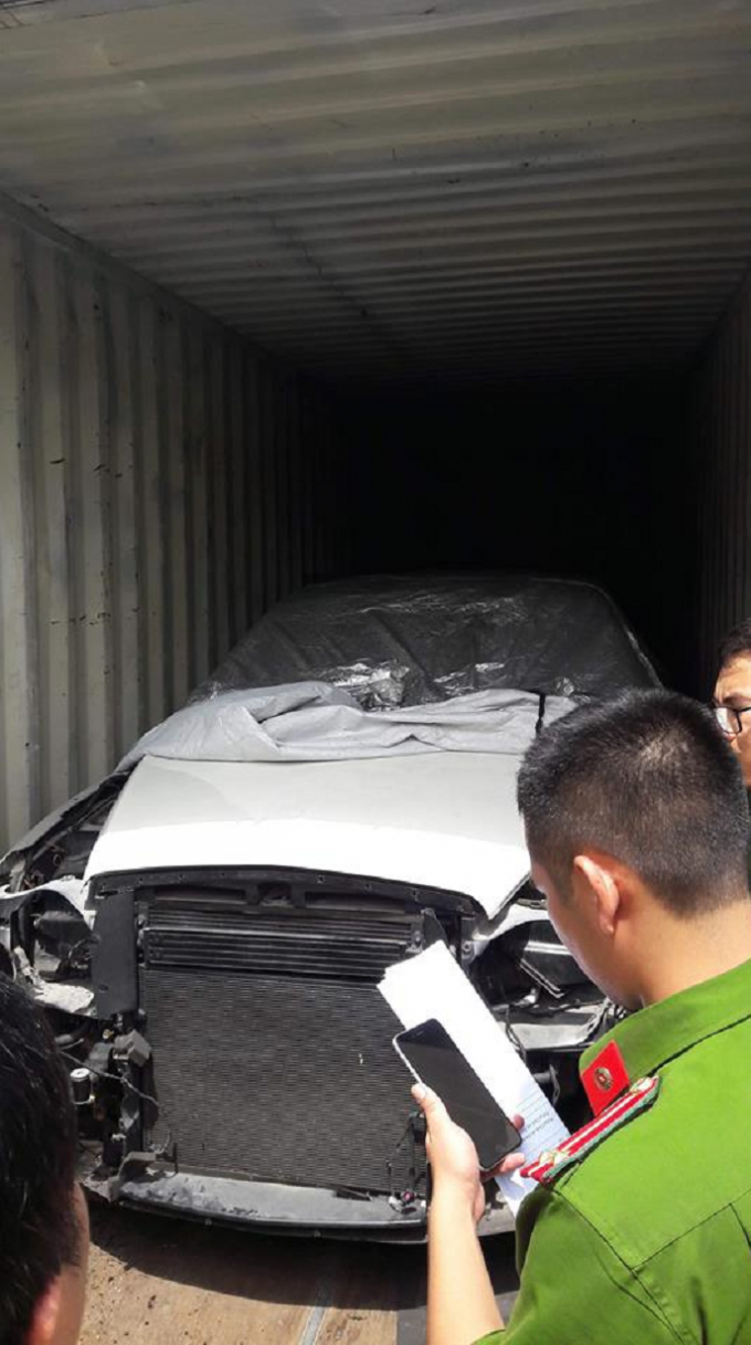 Lực lượng chức năng có mặt để xác minh 2 container