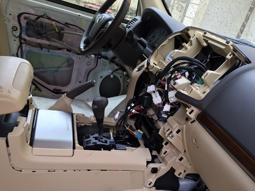 Những chiếc ô tô bị cạy nham nhở từ ngoài vào trong