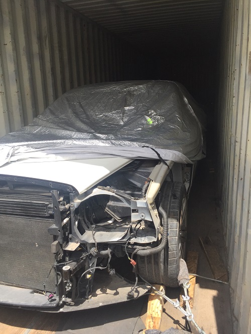 Những chiếc ô tô bị cạy nham nhở từ ngoài vào trong