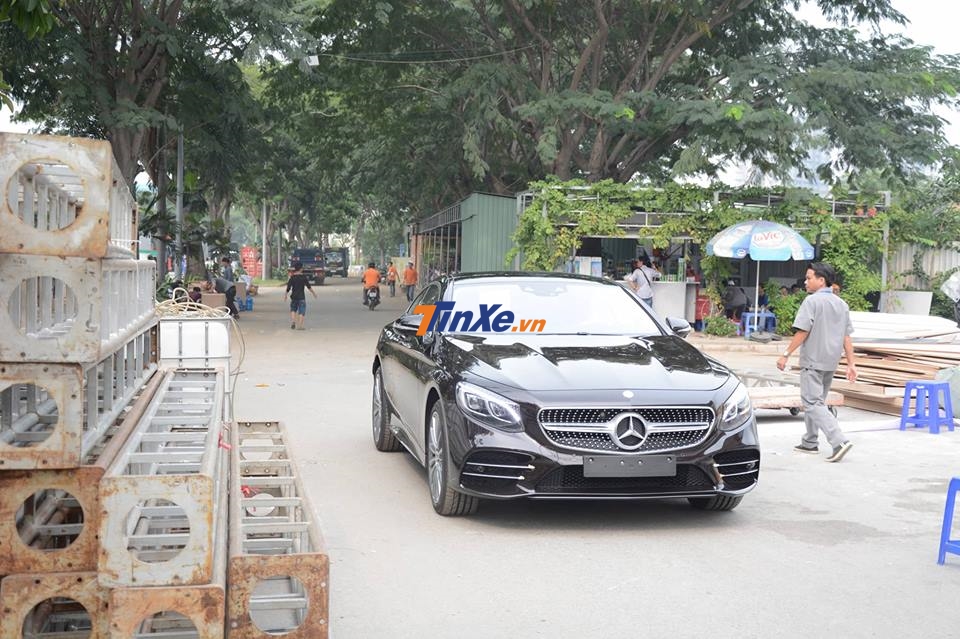 Chiếc S450 Coupe 4Matic 2018 được nhân viên hãng Mercedes-Benz lái từ bãi xe tập kết chuẩn bị vào khu vực trưng bày Chiếc S450 Coupe 4Matic 2018 được nhân viên hãng Mercedes-Benz lái từ bãi xe tập kết chuẩn bị vào khu vực trưng bày