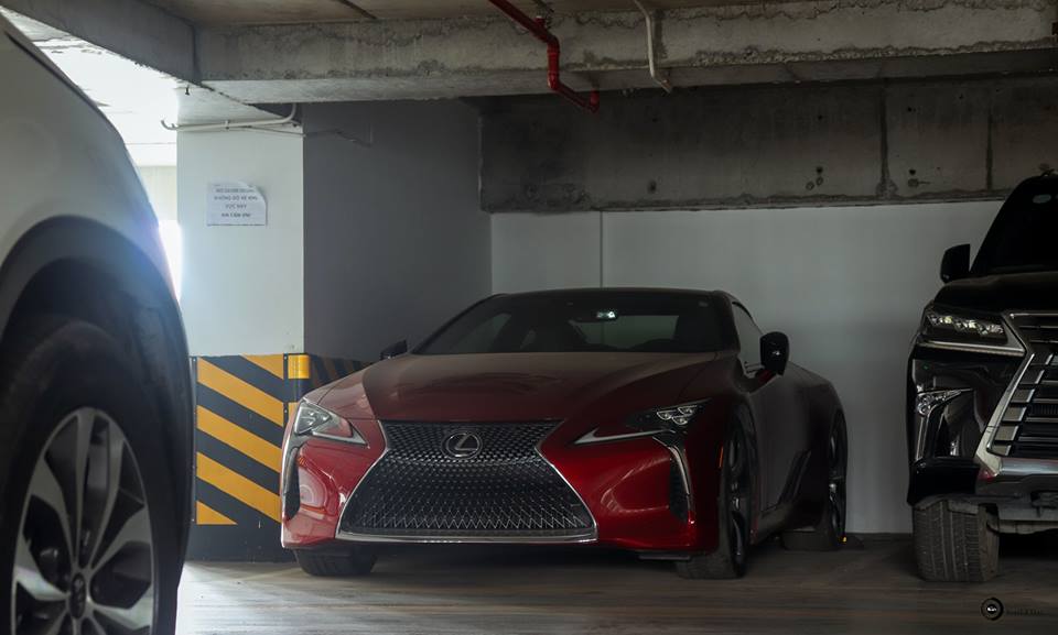 Những lớp bụi bám trên ngoại thất chiếc Coupe thể thao Lexus LC 500 2018 độc nhất Việt Nam phần nào cho thấy xe gần như hiếm khi được chủ nhân sử dụng