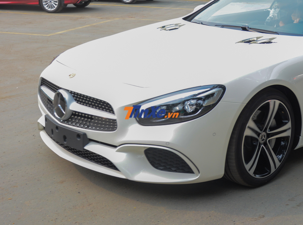  Đầu xe nổi bật với lưới tản nhiệt dạng kim cương và đèn pha LED