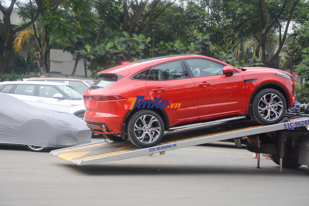 Chiếc SUV hạng sang Jaguar E-Pace chính là tâm điểm của gian hàng báo gấm tại triển lãm ô tô Việt Nam 2018