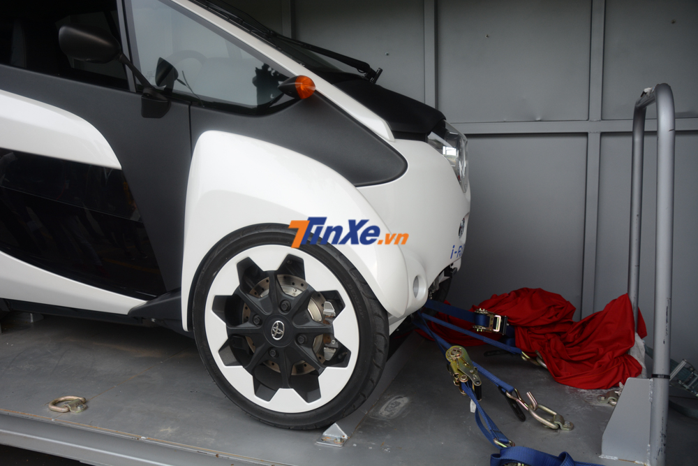 Toyota i-Road vận hành hoàn toàn bằng điện với hai mô-tơ công suất 2 kW gắn ở hai bánh trước của xe