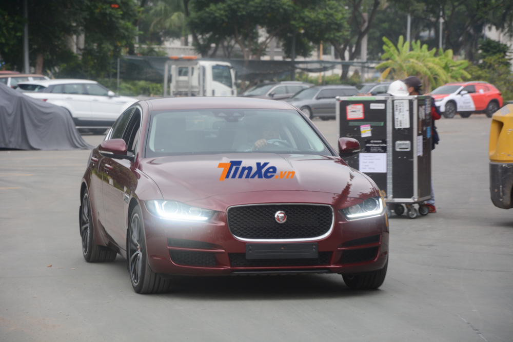 Ngoài E-Pace, Jaguar còn mang đến bộ 3 sedan hạng sang bao gồm XJL, XF và XE