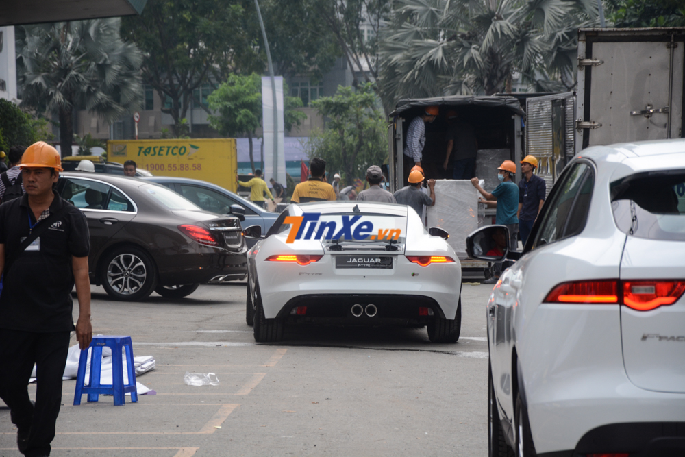 Và cả mẫu xe thể thao Jaguar F-Type S