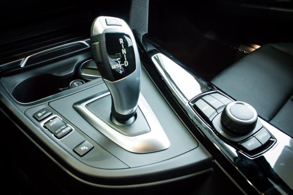 Cần số dạng lẫy trên BMW 320i 2018, bên trái là phím chọn chế độ chạy, bên phải là núm điều chỉnh iDrive Cần số dạng lẫy trên BMW 320i 2018, bên trái là phím chọn chế độ chạy, bên phải là núm điều chỉnh iDrive