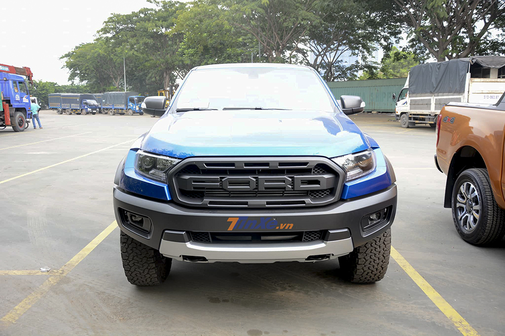 So với bản tiêu chuẩn, Khủng long Ford Ranger Raptor được bổ sung nhiều trang bị đắt giá, ngoại hình hầm hố hơn và trái tim là động cơ EcoBlue 2.0L tăng áp kép. Giá xe Ford Ranger Raptor tại Việt Nam dự kiến khoảng 3 tỷ đồng