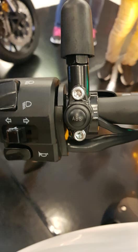 Nút tắt bật ABS quen thuộc trên 752S