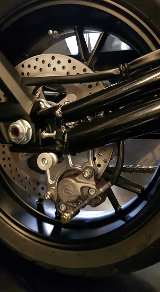 Chi tiết khá thô thiển trên gắp sau của 752S