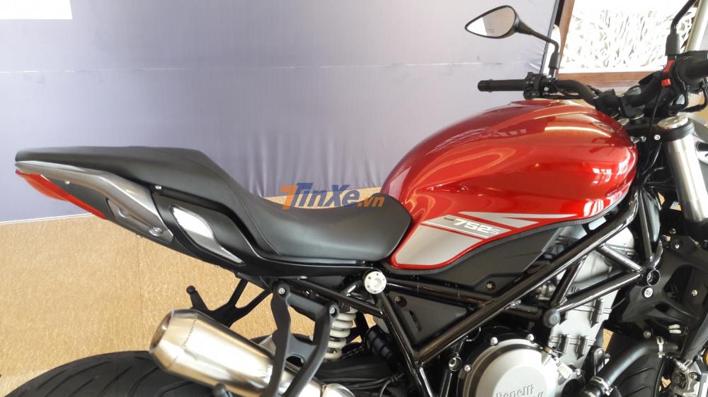 Bình xăng khá giống với 502C được cắt gọn trên 752S