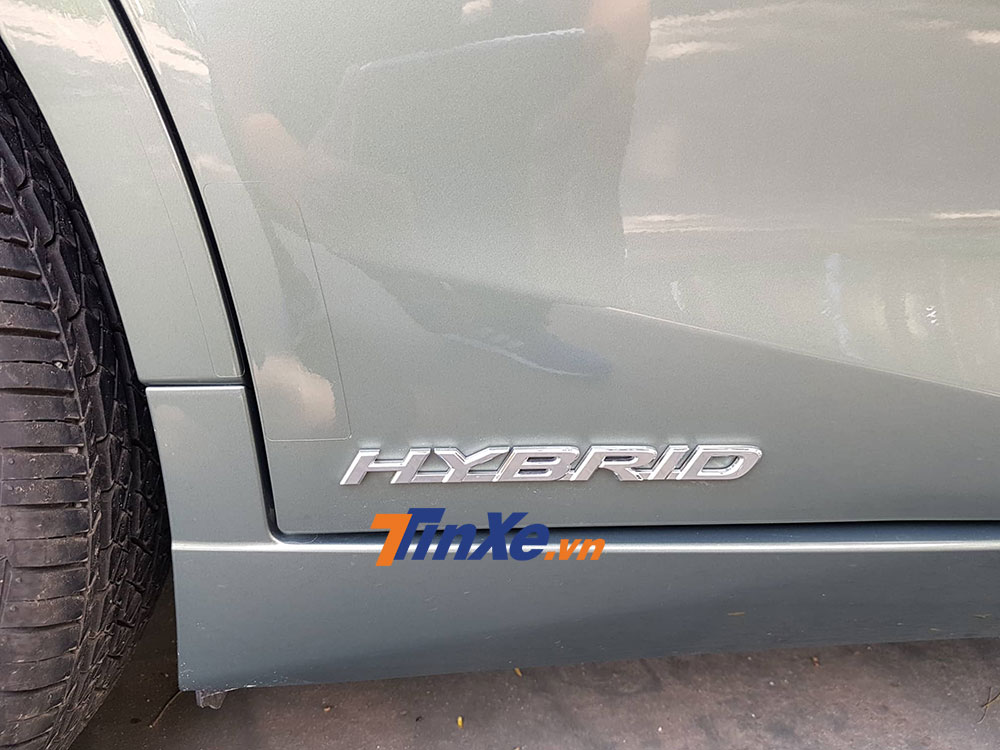 Chữ Hybrid bên sườn như dấu hiệu nhận biết cho phiên bản tiết kiệm xăng của Lexus ES 2019