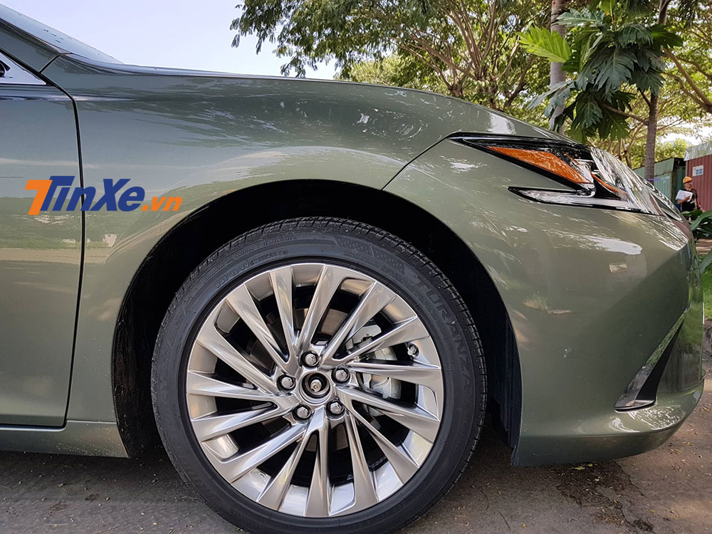 Cận cảnh bộ vành 17 inch 10 chấu của Lexus ES300h 2019