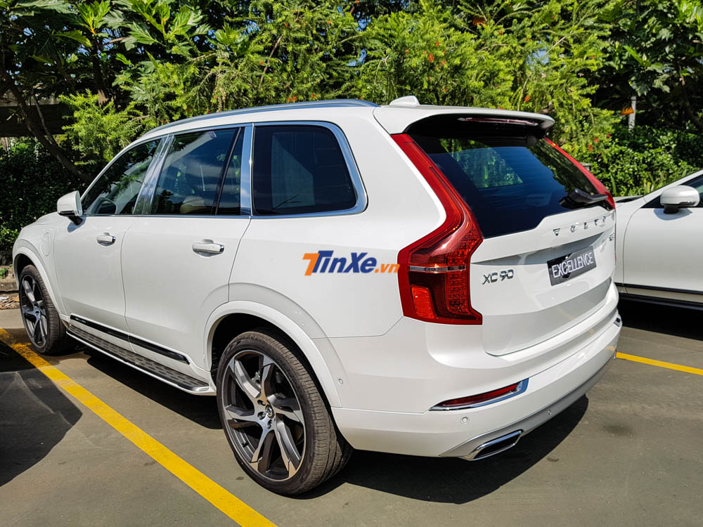 Ngoại hình Volvo XC90 Excellence 2018 có sự khác biệt với điểm nhấn là một số chi tiết mạ crôm khoẻ khoắn. Bên hông xe còn xuất hiện dòng chữ Excellence