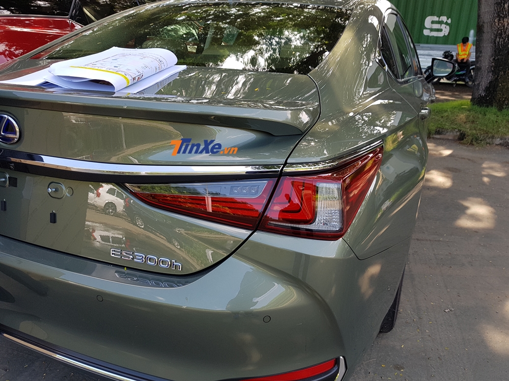 Hiện chưa có mức giá bán chính hãng cũng như thời điểm phân phối dòng xe sang Lexus ES 300h 2019 tại thị trường Việt Nam Hiện chưa có mức giá bán chính hãng cũng như thời điểm phân phối dòng xe sang Lexus ES 300h 2019 tại thị trường Việt Nam