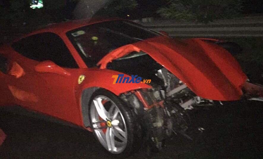 Siêu xe Ferrari 488 GTB của Tuấn Hưng nát đầu sau vụ tai nạn vào 3h sáng ngày 23/10/2018