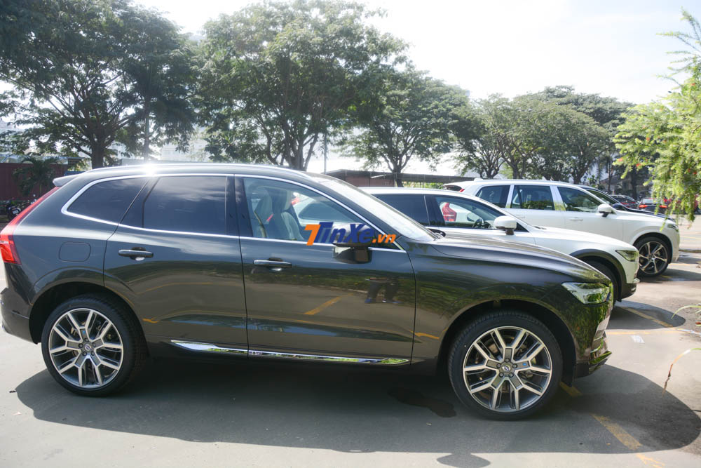 Phía còn lại là Volvo XC60 và Volvo V90