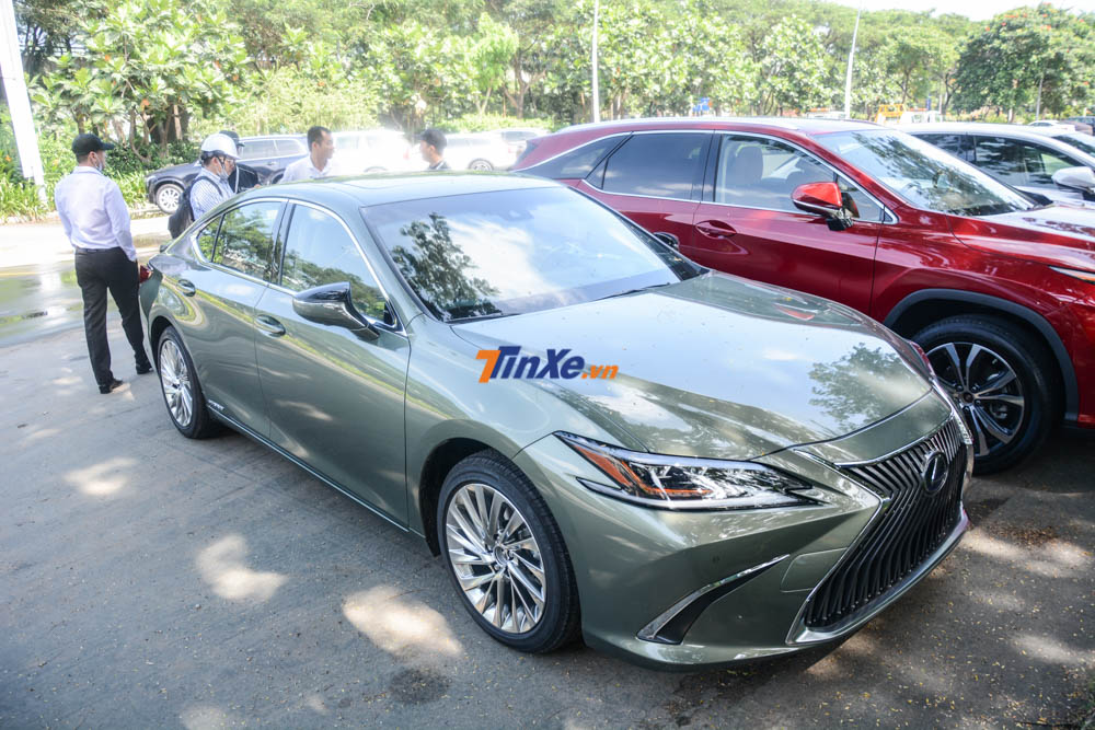 Điều này cũng dễ hiểu vì Lexus ES300h 2019 còn là 1 trong những ứng cử viên nặng ký cho danh hiệu hoa hậu tại triển lãm Ô tô Việt Nam 2018 Điều này cũng dễ hiểu vì Lexus ES300h 2019 còn là 1 trong những ứng cử viên nặng ký cho danh hiệu hoa hậu tại triển lãm Ô tô Việt Nam 2018