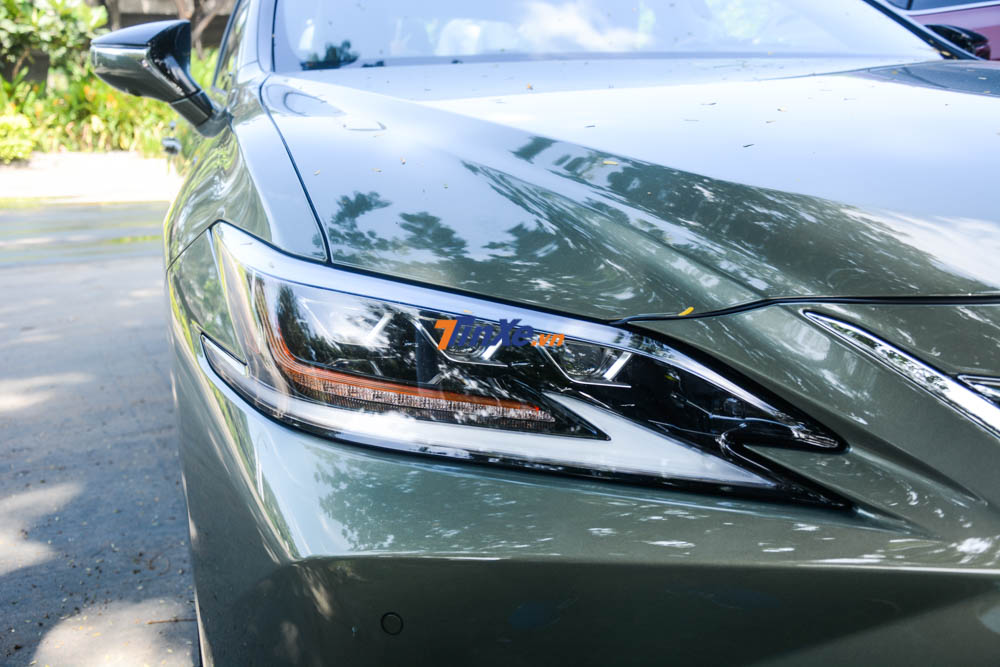 Việc thiết kế đèn pha theo hình chữ Z giúp phần đầu xe của Lexus ES 300h 2019 sắc sảo và cá tính hơn. Phong cách này cũng được nhìn thấy trên mẫu sedan hạng sang LS Việc thiết kế đèn pha theo hình chữ Z giúp phần đầu xe của Lexus ES 300h 2019 sắc sảo và cá tính hơn. Phong cách này cũng được nhìn thấy trên mẫu sedan hạng sang LS