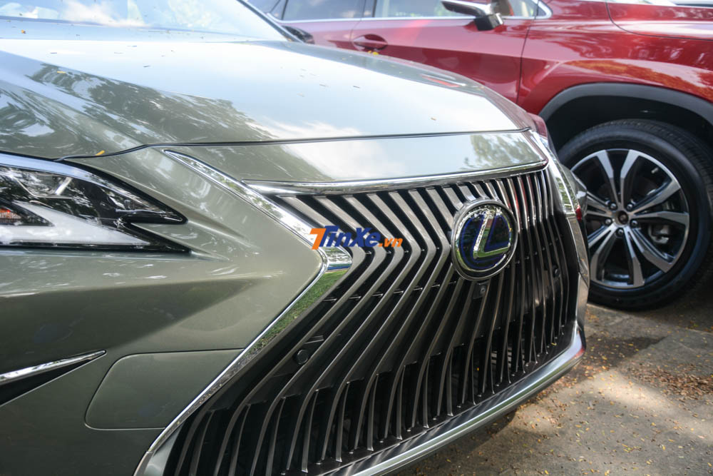 Ở ngoại hình Lexus ES 300h 2019 vẫn mang ngôn ngữ thiết kế đặc trưng của Lexus, nổi bật nhất là lưới tản nhiệt đồng hồ cát cỡ lớn gồm nhiều nan dọc hình boomerang Ở ngoại hình Lexus ES 300h 2019 vẫn mang ngôn ngữ thiết kế đặc trưng của Lexus, nổi bật nhất là lưới tản nhiệt đồng hồ cát cỡ lớn gồm nhiều nan dọc hình boomerang