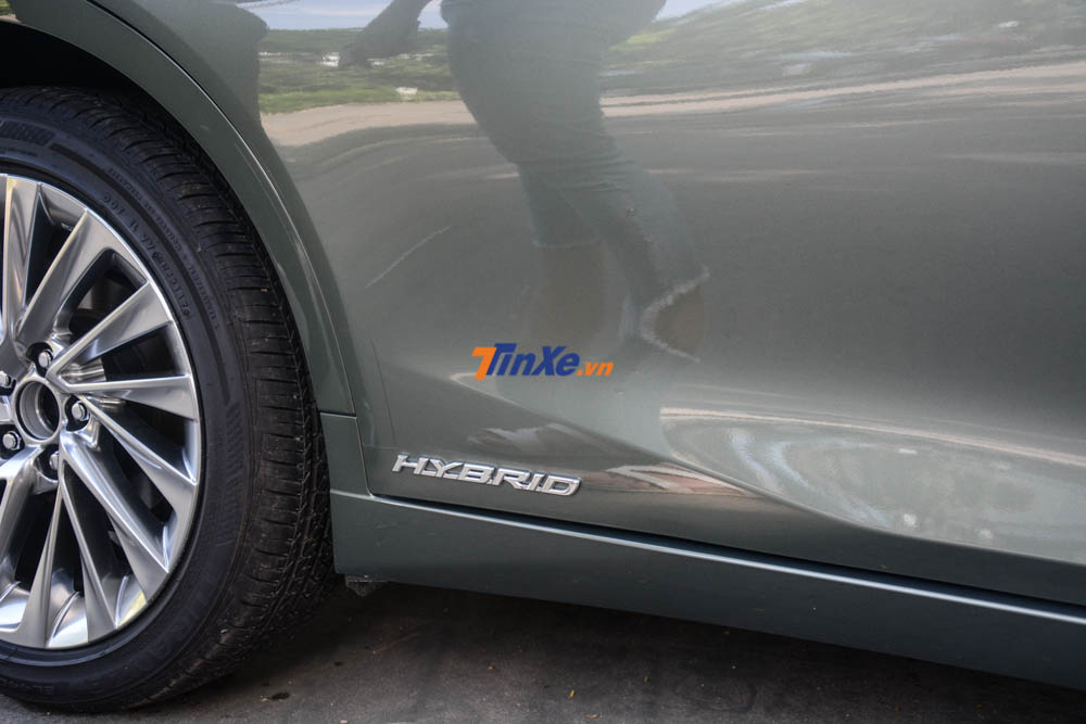 Bên hông xe Lexus ES 300h 2019 có dòng chữ Hybrid như dấu hiệu nhận biết đây là 1 phiên bản xe xanh của Lexus Bên hông xe Lexus ES 300h 2019 có dòng chữ Hybrid như dấu hiệu nhận biết đây là 1 phiên bản xe xanh của Lexus