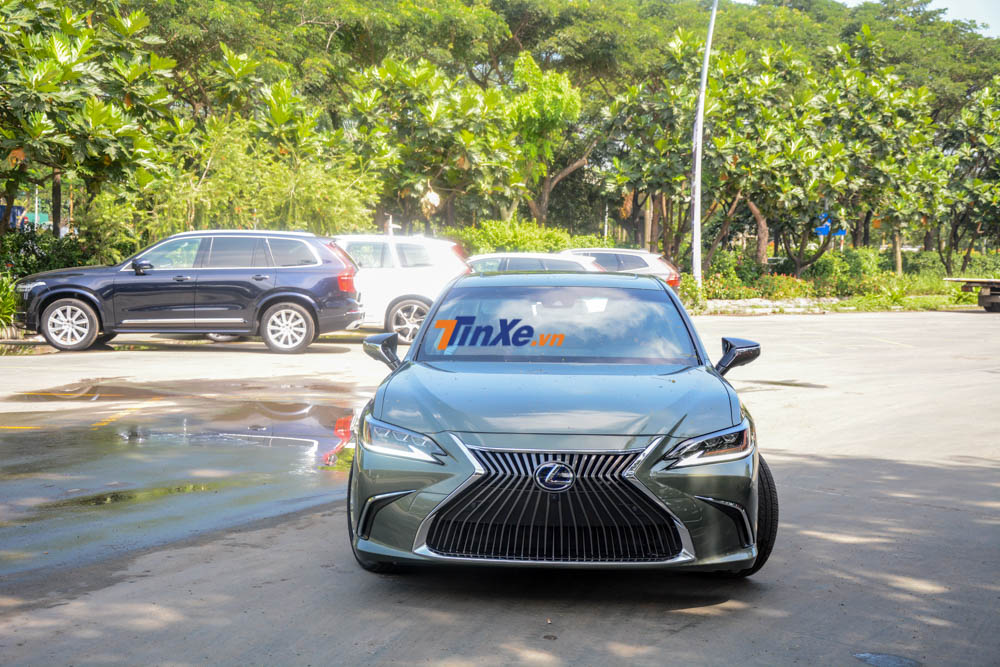 Đồng thời chiều cao của Lexus ES 300h 2019 được hạ thấp 5 mm Đồng thời chiều cao của Lexus ES 300h 2019 được hạ thấp 5 mm