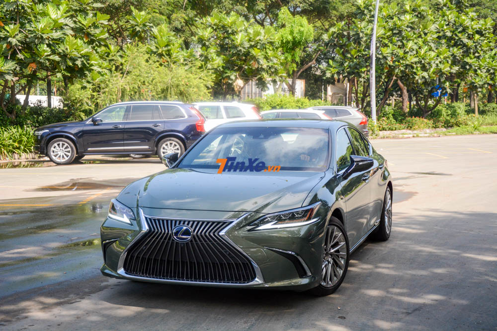 Cụ thể, động cơ của chiếc Lexus ES 300h 2019 sắp được vén màn tại VMS 2018 là hệ thống động cơ hybrid Cụ thể, động cơ của chiếc Lexus ES 300h 2019 sắp được vén màn tại VMS 2018 là hệ thống động cơ hybrid