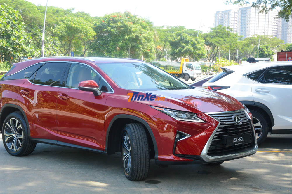 Lexus RX350L đang làm mưa làm gió tại Việt Nam thông qua các công ty nhập khẩu tư nhân đưa về nước với không dưới 4 chiếc Lexus RX350L đang làm mưa làm gió tại Việt Nam thông qua các công ty nhập khẩu tư nhân đưa về nước với không dưới 4 chiếc