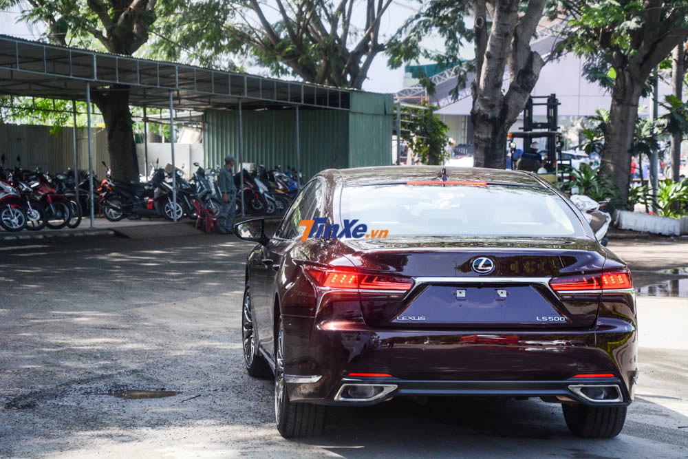 Chiếc sedan đầu bản của Lexus có thiết kế sang trọng và được ứng dụng công nghệ đèn LED thông minh ở đèn pha và cả đèn hậu Chiếc sedan đầu bản của Lexus có thiết kế sang trọng và được ứng dụng công nghệ đèn LED thông minh ở đèn pha và cả đèn hậu