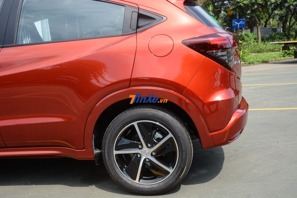 Còn của bản Honda HR-V tiêu chuẩn là 5 chấu kép Còn của bản Honda HR-V tiêu chuẩn là 5 chấu kép