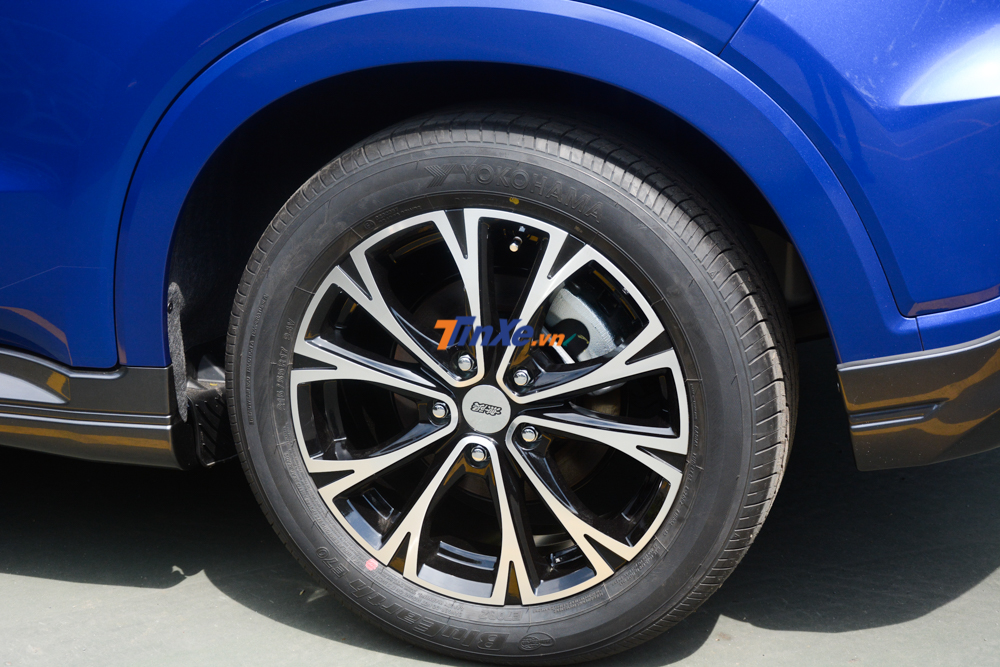 Bộ mâm của bản độ Honda HR-V Mugen là loại đa chấu kết hợp 2 tông màu bạc và đen Bộ mâm của bản độ Honda HR-V Mugen là loại đa chấu kết hợp 2 tông màu bạc và đen