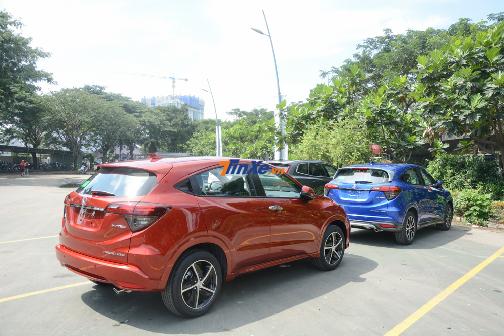 Honda HR-V bản tiêu chuẩn và đỗ phía trên là Honda HR-V với gói độ Mugen Honda HR-V bản tiêu chuẩn và đỗ phía trên là Honda HR-V với gói độ Mugen