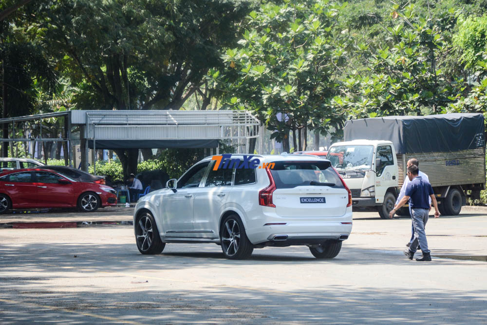 Volvo XC90 Excellence 2018 được ít nhất 3 người áp tiêu để vào khu vực trưng bày tại VMS 2018