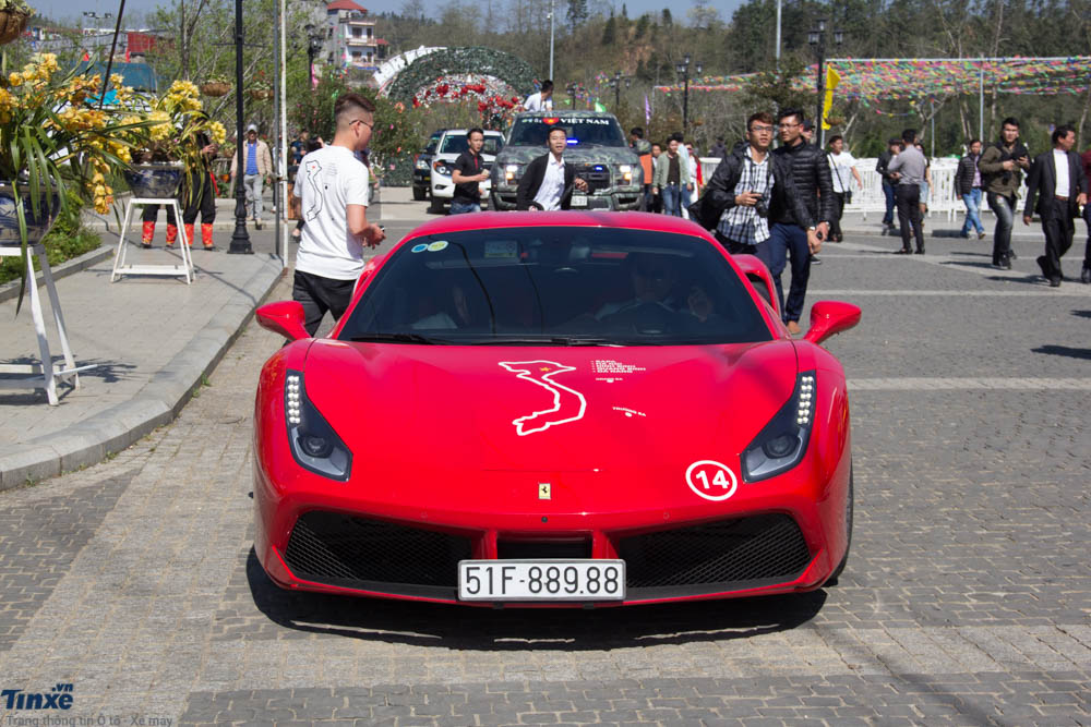 Ferrari 488 GTB cùng Tuấn Hưng tham dự vào hành trình siêu xe Car & Passion 2018