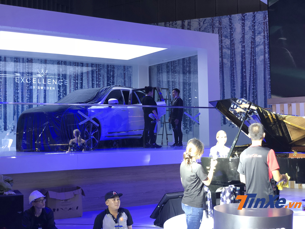 Volvo XC90 Excellent được đặt riêng một cách trang trọng tại gian hàng của Volvo.