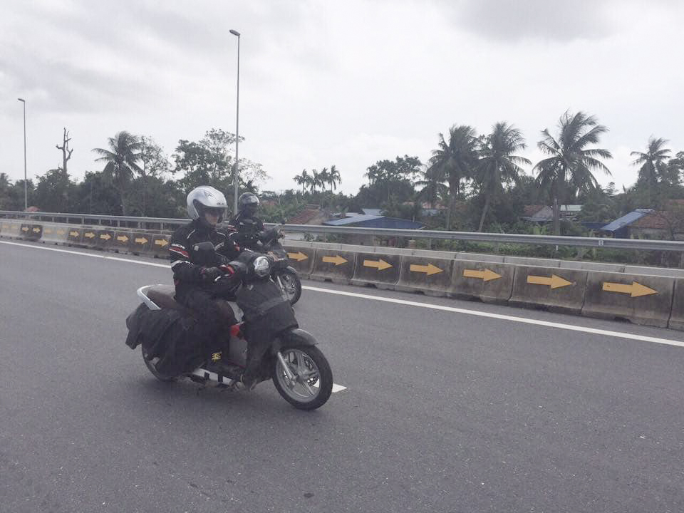 Dù được che chắn khá kĩ càng nhưng vẫn có thể nhận ra mẫu xe này rất giống với xe điện Klara của Vinfast Dù được che chắn khá kĩ càng nhưng vẫn có thể nhận ra mẫu xe này rất giống với xe điện Klara của Vinfast