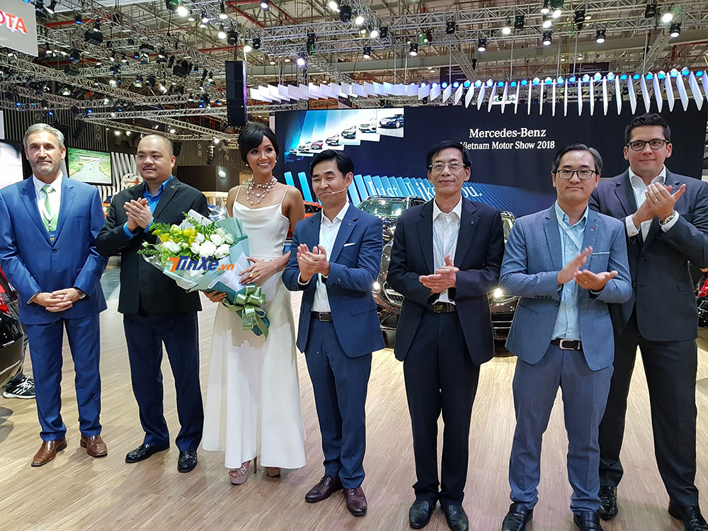 Hoa hậu Hoàn vũ 2017 xuất hiện tại gian hàng Mercedes-Benz