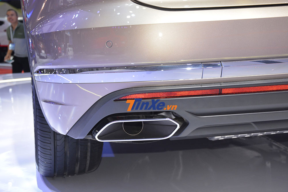 Nhìn kỹ sẽ thấy Volkswagen Touareg 2019 được trang bị đầu ống xả giả theo xu thế hiện nay